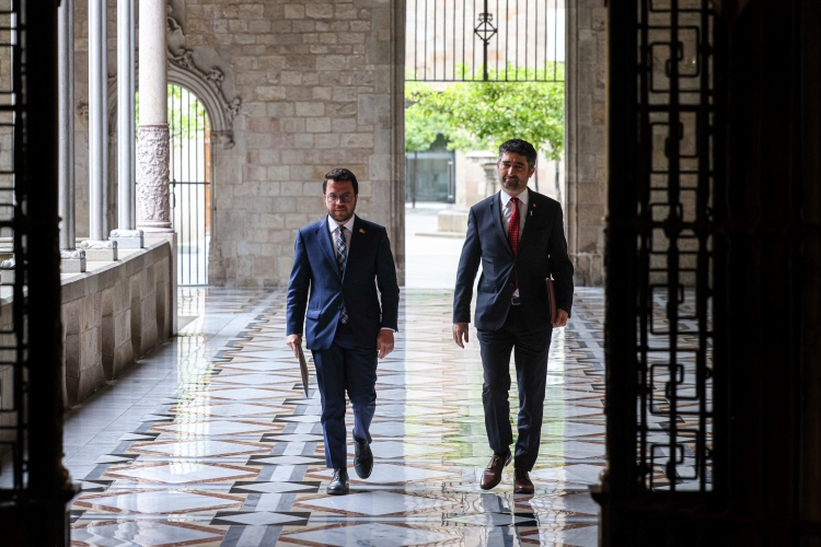 President Pere Aragonès walks with vice president Jordi Puigneró before a press conference in the Government's HQ on May 24, 2022 (by Jordi Borràs)